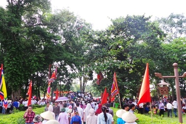 Du khách nườm nượp hướng về Khu di tích quốc gia đặc biệt Lam Kinh