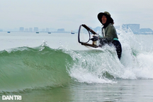 Theo chân lão ngư đi thụt lùi, đạp sóng, lọc cát cào "ngọc biển"