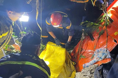 Xe đầu kéo chở gỗ rơi xuống vực đèo A Co ở Huế