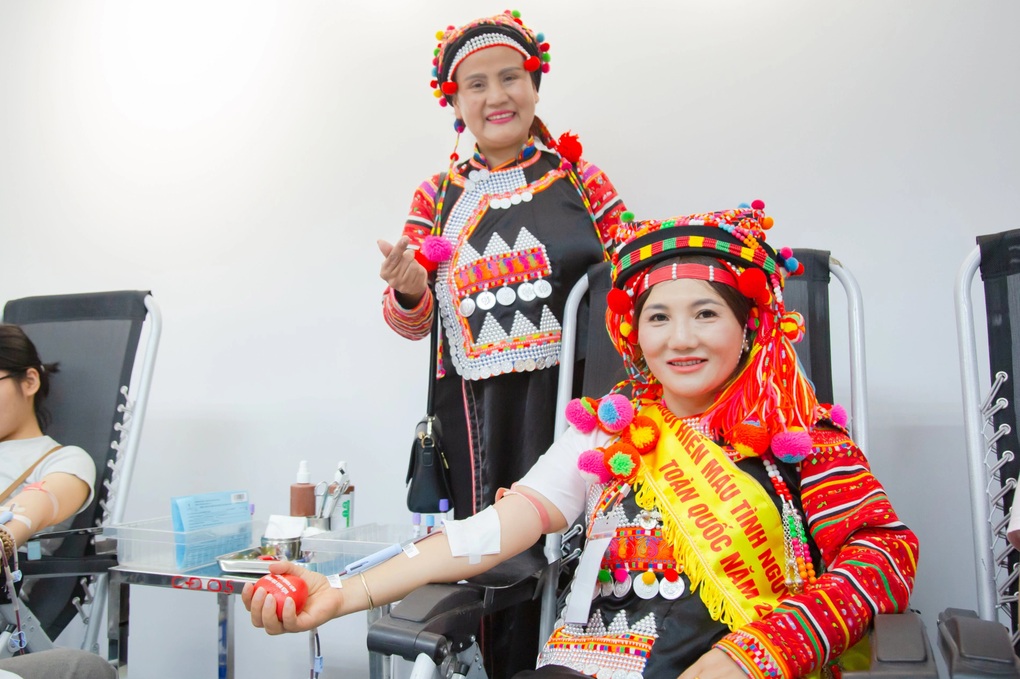 Gần 60 tuổi, người phụ nữ mong được hiến máu thêm 10 năm - 3 Gần 60 tuổi, người phụ nữ mong được hiến máu thêm 10 năm - 3