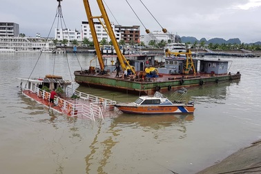 Chìm tàu du lịch tại cảng tàu Tuần Châu