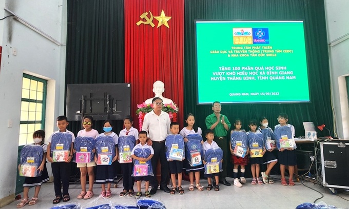 Việc trao quà cho học sinh vượt khó lần này là hoạt động cùng xã hội thúc đẩy công tác khuyến học, khuyến tài.