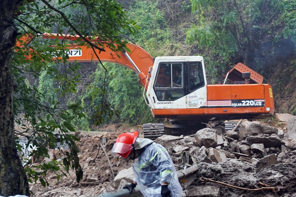 Vụ sạt lở 3 người không kịp chạy thoát: Nạn nhân thứ 3 đã tử vong - 1