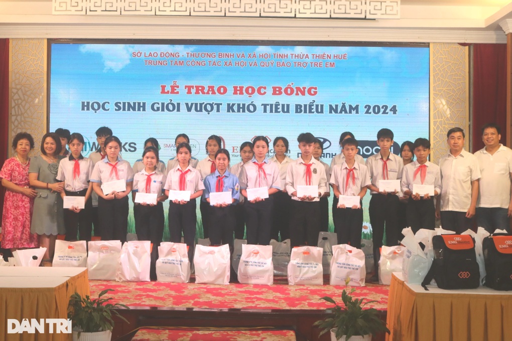 Nữ sinh mồ côi cha, vừa học vừa phụ mẹ khuyết tật chăm em - 3 Nữ sinh mồ côi cha, vừa học vừa phụ mẹ khuyết tật chăm em - 3