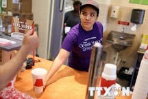 Anh nâng lương tối thiểu vì bị chỉ trích "thắt lưng buộc bụng"