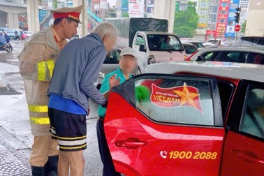 CSGT Hà Nội giúp cụ ông 84 tuổi đi lạc dưới mưa về nhà