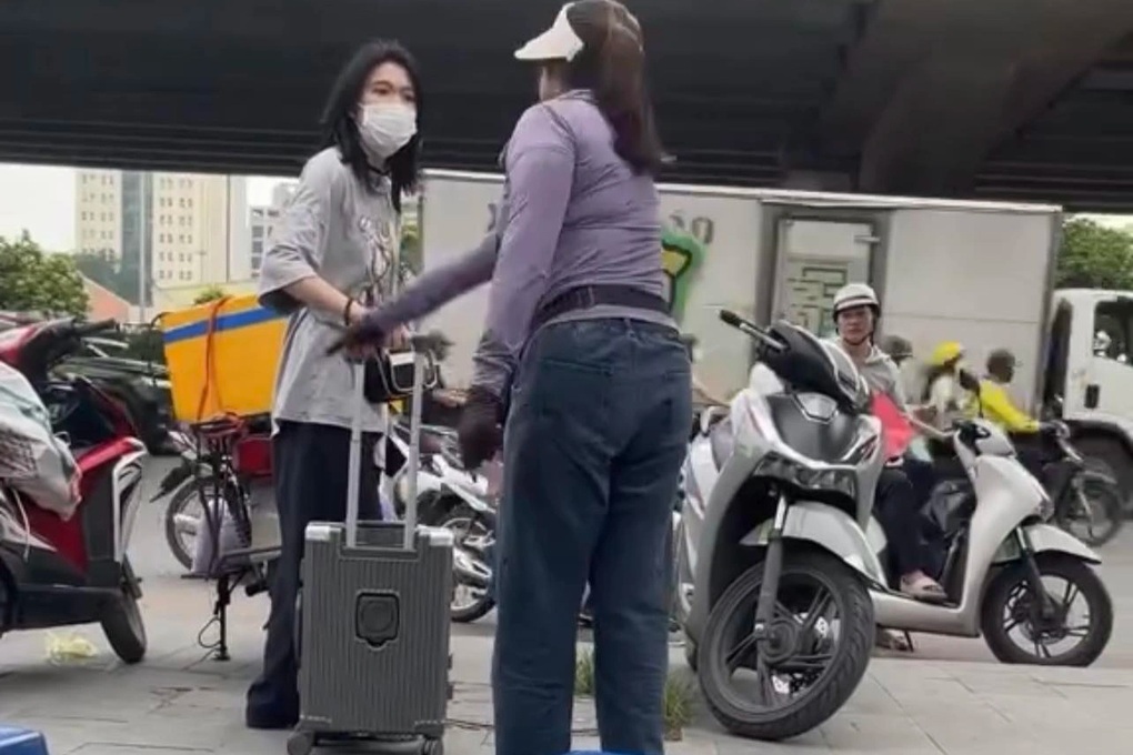 Người bán trà đá đuổi cô gái đứng ở vỉa hè bến xe Mỹ Đình - 1