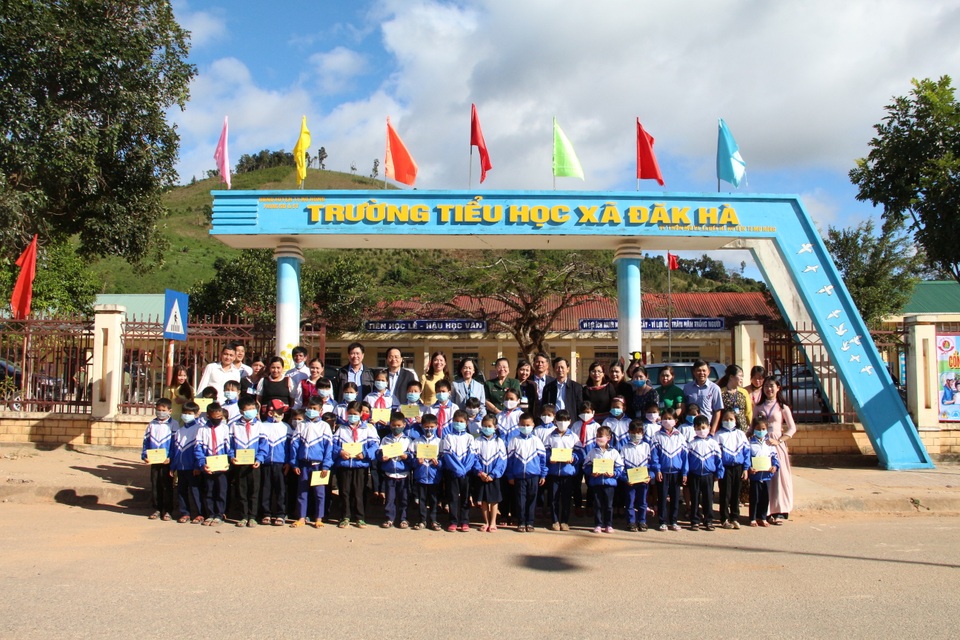 Trưởng ban Dân vận Trung ương, Bộ trưởng Bộ GDĐT thăm các trường ở Kon Tum - 4 Trưởng ban Dân vận Trung ương, Bộ trưởng Bộ GDĐT thăm các trường ở Kon Tum - 4