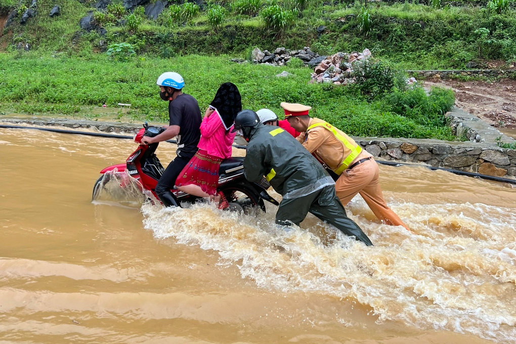 CSGT giúp 400 du khách nước ngoài vượt đường ngập lũ ở Hà Giang - 3 CSGT giúp 400 du khách nước ngoài vượt đường ngập lũ ở Hà Giang - 3