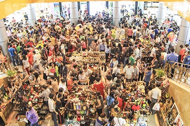 Nghìn người chen chúc mua hàng "xả kho" tại Thương xá Tax