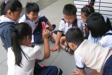 Ra chơi… ở trong lớp