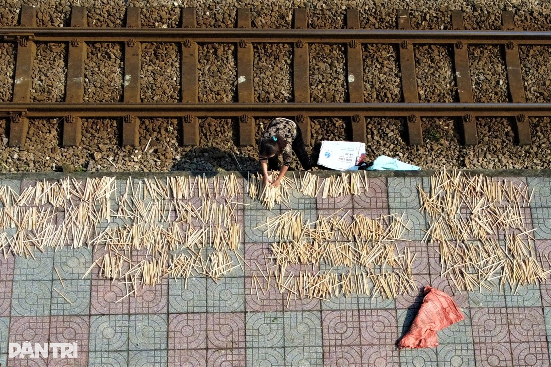 ການຫາເງິນລະຫວ່າງເທດສະການກັບວຽກແຍກໝາກເຜັດ ແລະເຮັດຊອຍ - 8 Hái tiền dịp Tết với nghề chẻ cau vót đũa - 8