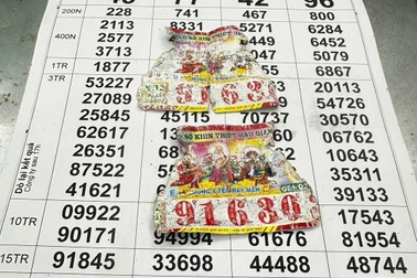 Người đàn ông lội ruộng bắt ba khía, làm ướt nhàu 2 tờ vé số giải độc đắc