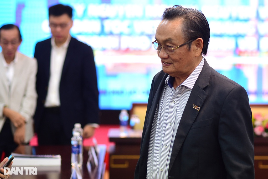 TPHCM phải nằm trong đội hình chính, đá tiền đạo khi bước vào kỷ nguyên mới - 2 TPHCM phải nằm trong đội hình chính, đá tiền đạo khi bước vào kỷ nguyên mới - 2