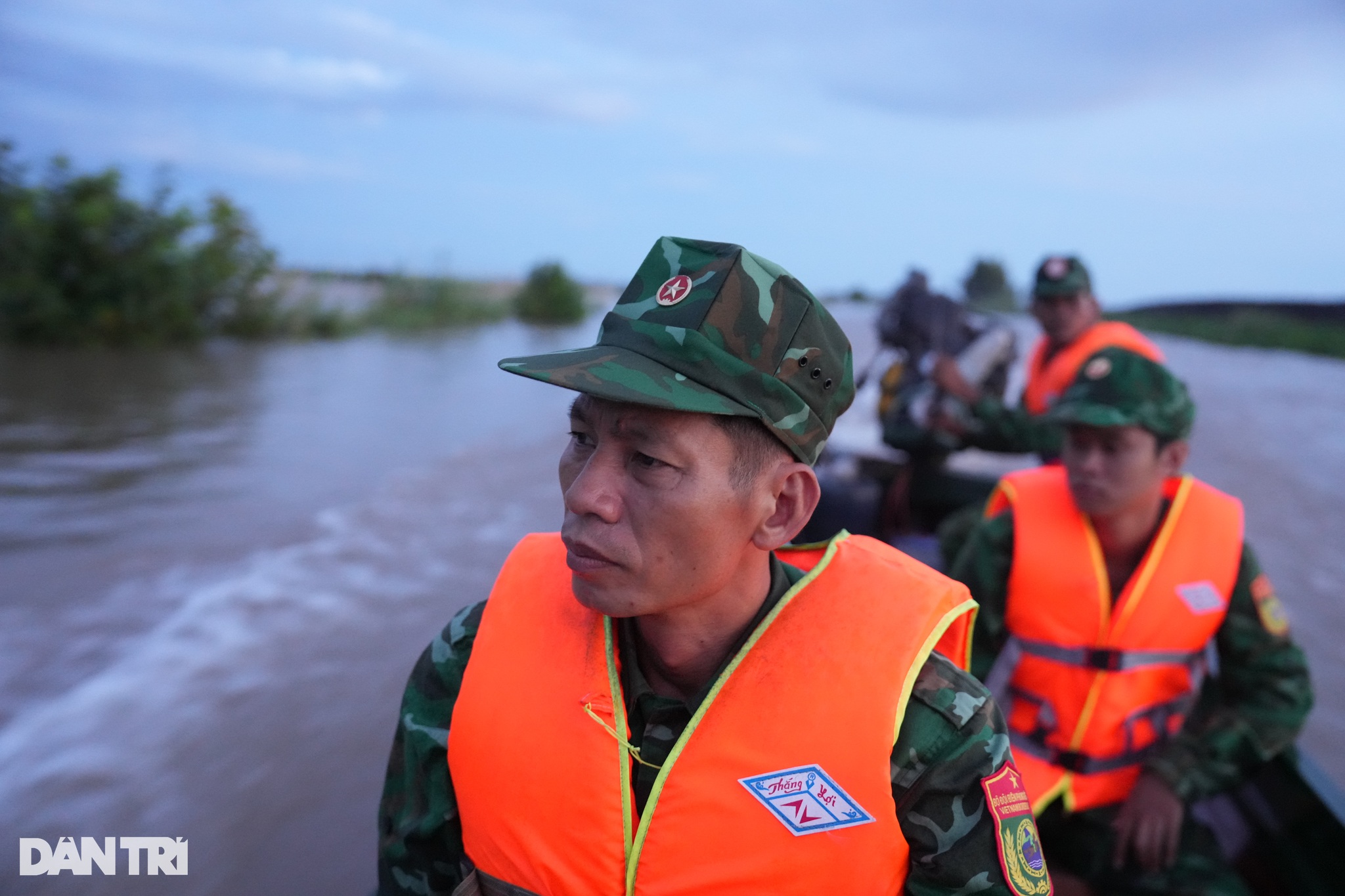 Ngày đêm ngăn hàng lậu vượt biên trong mùa nước nổi ở miền Tây - 9