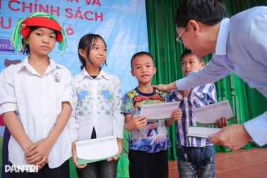 Báo Dân trí trao học bổng tới học sinh có hoàn cảnh khó khăn tại Hà Giang