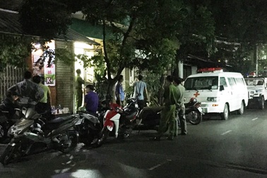 Cụ bà 76 tuổi gục trên vũng máu với vết thương ở cổ