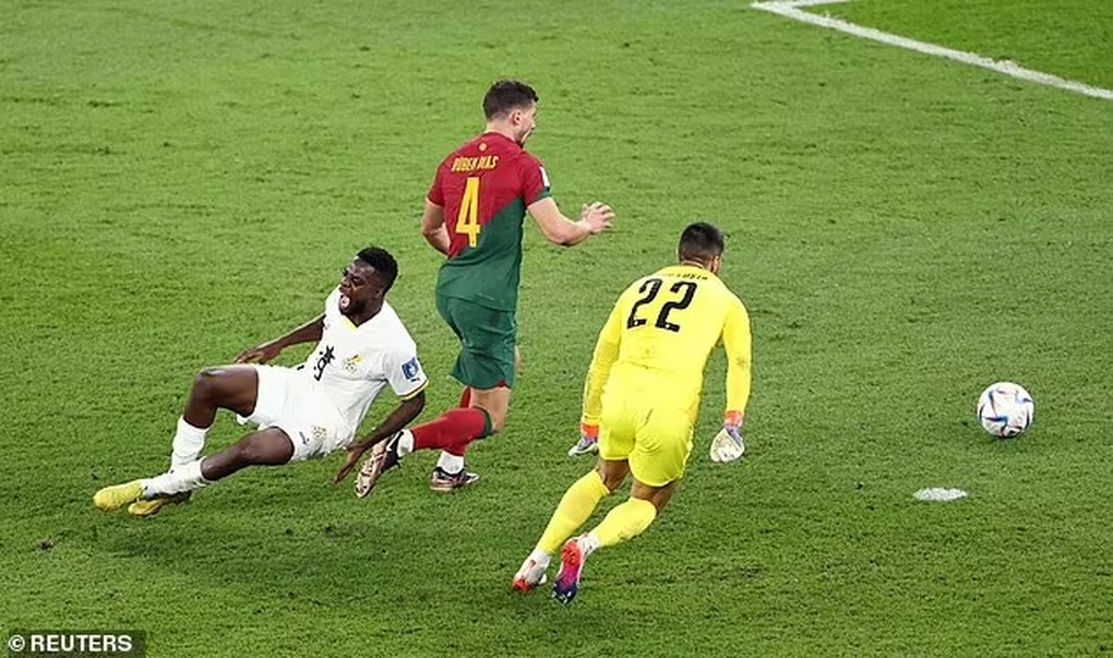 Ronaldo hốt hoảng vì sai lầm của thủ môn Bồ Đào Nha - 4 Ronaldo hốt hoảng vì sai lầm của thủ môn Bồ Đào Nha - 4