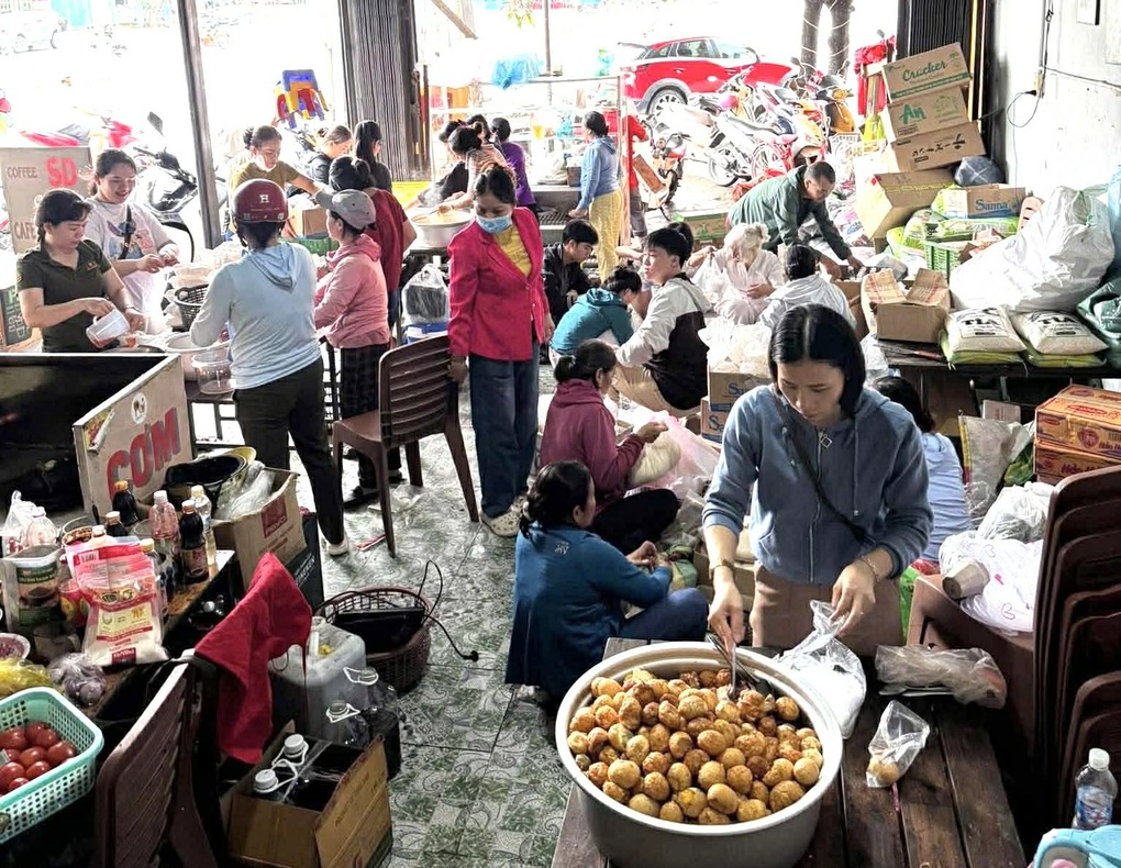 Người phụ nữ nghẹn ngào bật khóc nhận hộp cơm sau 5 ngày cầm cự giữa lũ - 3