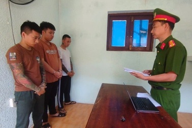 Đôi nam nữ bị nhóm người khống chế lên ô tô, ép đưa tiền