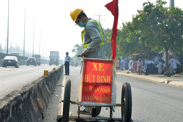 Ba người đàn ông hút đinh miễn phí giúp người dân an toàn những ngày Tết