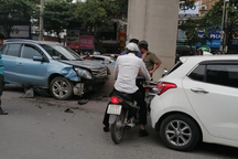 Hà Nội: Tài xế ô tô con nghi ngủ gật, đâm hàng loạt xe trên phố