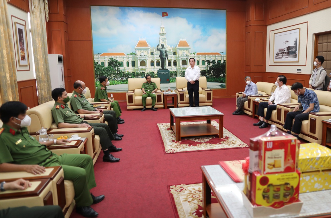 Trưởng ban Tuyên giáo Trung ương thăm Công an TPHCM và gia đình chính sách - 2 Trưởng ban Tuyên giáo Trung ương thăm Công an TPHCM và gia đình chính sách - 2