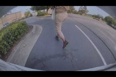 Video người phụ nữ dùng dao cào xước cửa xe Tesla