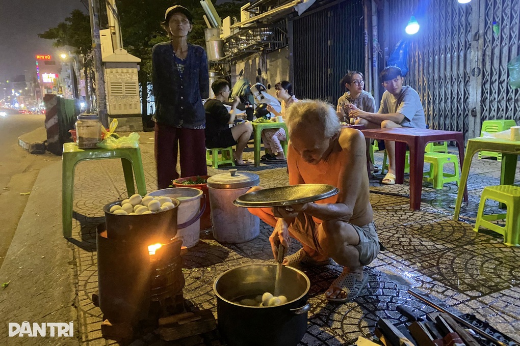 Vợ chồng già vật lộn với quán hột vịt, nuôi con trai tâm thần - 1 Vợ chồng già vật lộn với quán hột vịt, nuôi con trai tâm thần - 1