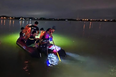 Cảnh sát xuyên đêm tìm người phụ nữ mất tích trên sông Trà Khúc