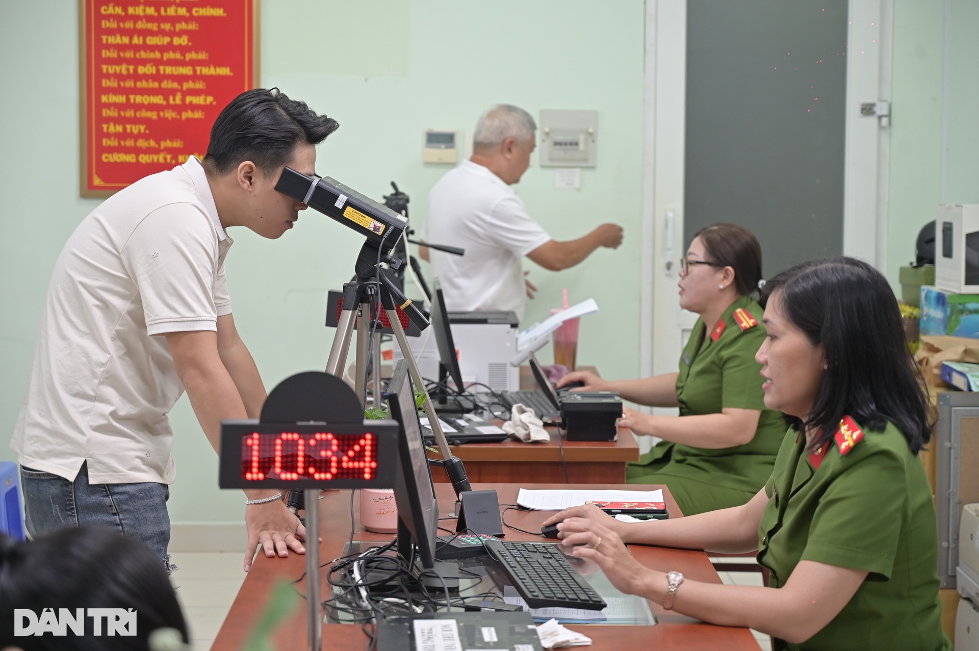 Người dân TPHCM đổ xô đi làm căn cước sau sáp nhập - 8 Người dân TPHCM đổ xô đi làm căn cước sau sáp nhập - 8