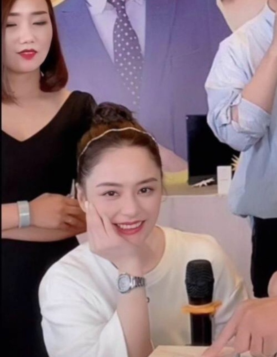 Chung Hân Đồng trở lại làm việc sau thông báo ly hôn gây sốc - 5 Chung Hân Đồng trở lại làm việc sau thông báo ly hôn gây sốc - 5