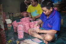 Mưa kéo dài, tượng ông Táo làm không kịp cung ứng cho thị trường