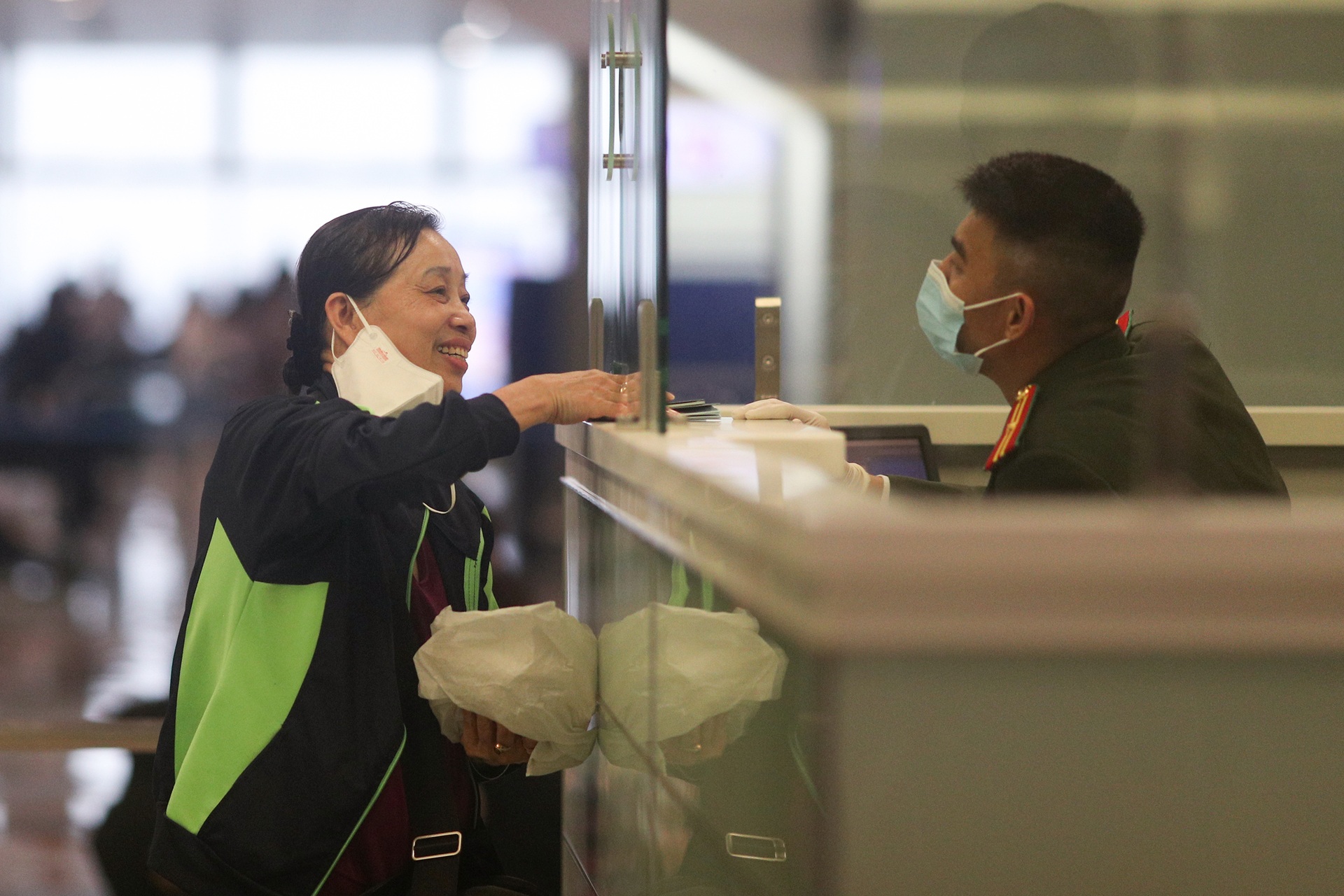 Giọt nước mắt hạnh phúc của 300 người Việt ở Ukraine về nước từ Ba Lan - 7 Giọt nước mắt hạnh phúc của 300 người Việt ở Ukraine về nước từ Ba Lan - 7