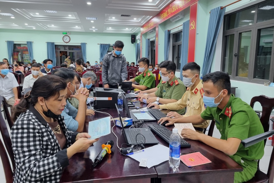 Nửa đêm công an đến tận nhà dân làm thẻ căn cước - 4 Nửa đêm công an đến tận nhà dân làm thẻ căn cước - 4