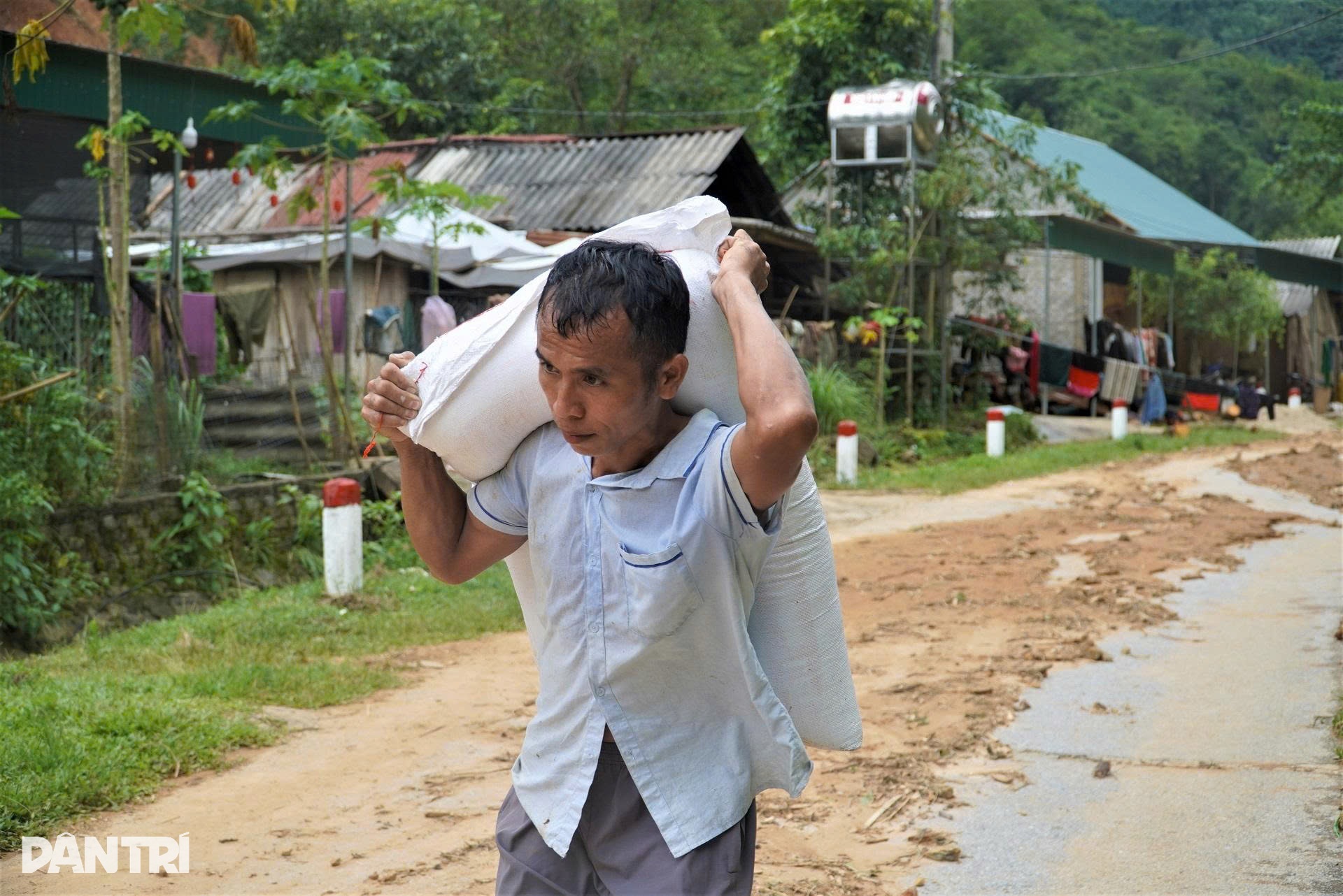 Cuộc tháo chạy kinh hoàng lên đỉnh núi của hơn 100 dân bản Có Hạ - 6 Cuộc tháo chạy kinh hoàng lên đỉnh núi của hơn 100 dân bản Có Hạ - 6