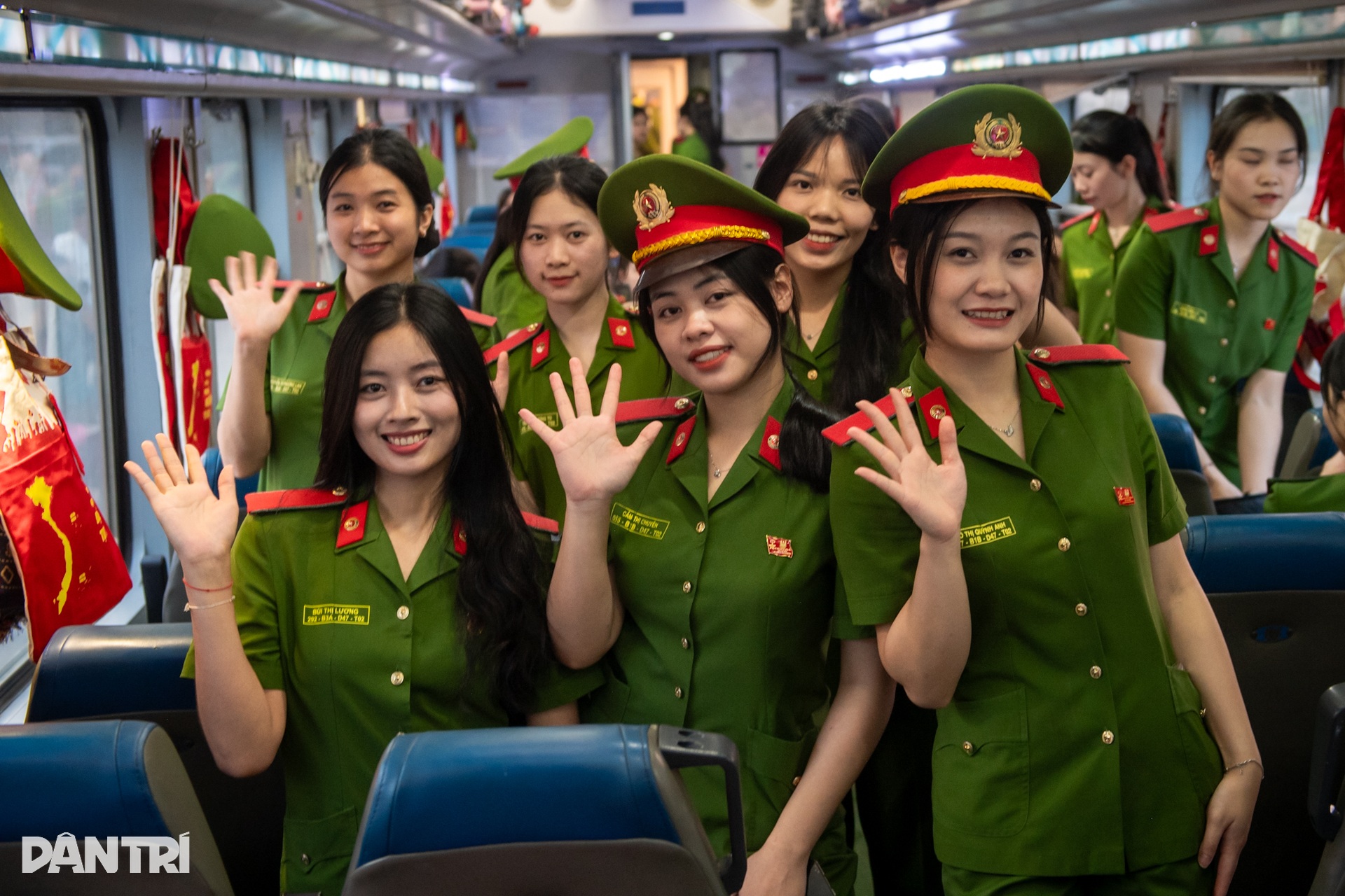 800 học viên Cảnh sát nhân dân lên tàu vào Nam làm nhiệm vụ dịp đại lễ 30/4 - 11 800 học viên Cảnh sát nhân dân lên tàu vào Nam làm nhiệm vụ dịp đại lễ 30/4 - 11