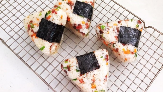 Cơm nắm làm nhanh ăn ngon lại đẹp mắt chuẩn không cần chỉnh cho bữa trưa văn phòng - Ảnh 4. Cơm nắm làm nhanh ăn ngon lại đẹp mắt chuẩn không cần chỉnh cho bữa trưa văn phòng - Ảnh 4.