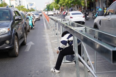 Dân công sở chui rào đi làm trên đường đảo chiều ở TPHCM