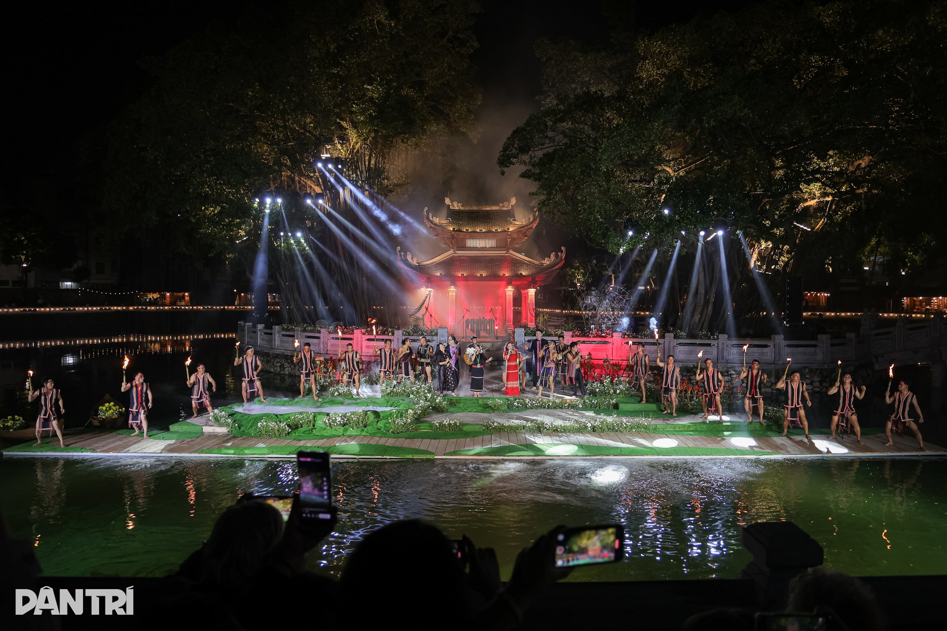 Khi âm thanh đại ngàn ngân vang giữa lòng Thủ đô - 9 Khi âm thanh đại ngàn ngân vang giữa lòng Thủ đô - 9