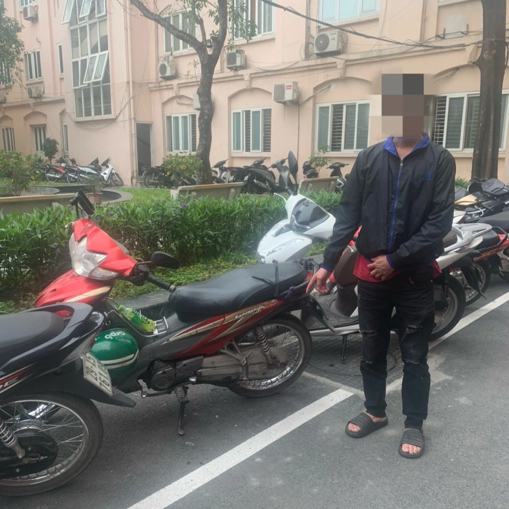 Người lái xe máy diễn xiếc trên Đại lộ Thăng Long sẽ bị xử lý thế nào? - 1 Người lái xe máy diễn xiếc trên Đại lộ Thăng Long sẽ bị xử lý thế nào? - 1