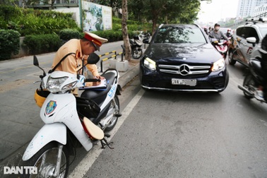 Bị CSGT xử phạt, tài xế phân bua "chung cư cao cấp nhưng hết chỗ đỗ xe"