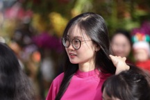 Người dân TPHCM tấp nập đổ về đường hoa Nguyễn Huệ du xuân sáng 29 Tết