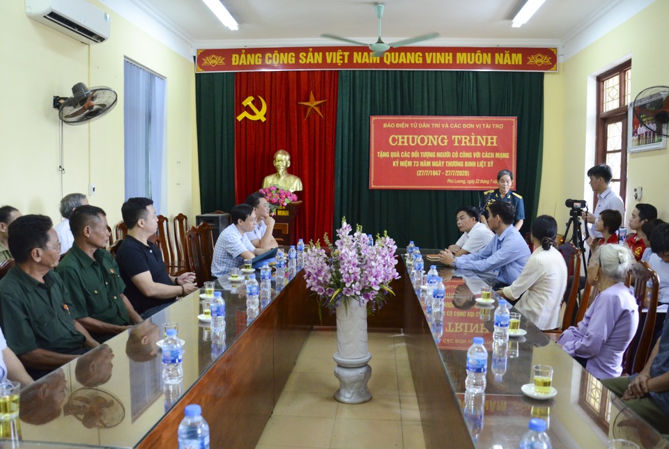 Bạn đọc Dân trí trao tặng 50 triệu đồng đến gia đình có công, nhân dịp 27/7 - 9 Bạn đọc Dân trí trao tặng 50 triệu đồng đến gia đình có công, nhân dịp 27/7 - 9