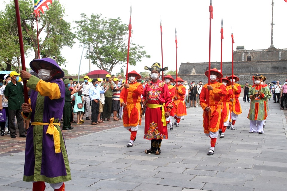 Du khách bịt khẩu trang kín mít tham quan cố đô Huế - 7 Du khách bịt khẩu trang kín mít tham quan cố đô Huế - 7