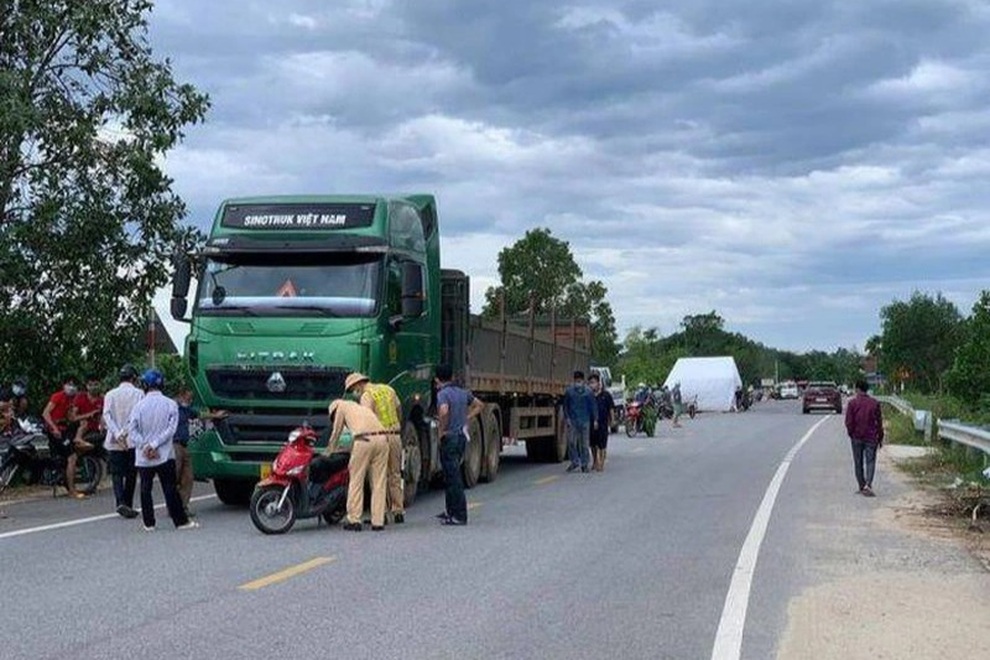Cô giáo chết thảm dưới bánh xe đầu kéo - 1 Cô giáo chết thảm dưới bánh xe đầu kéo - 1