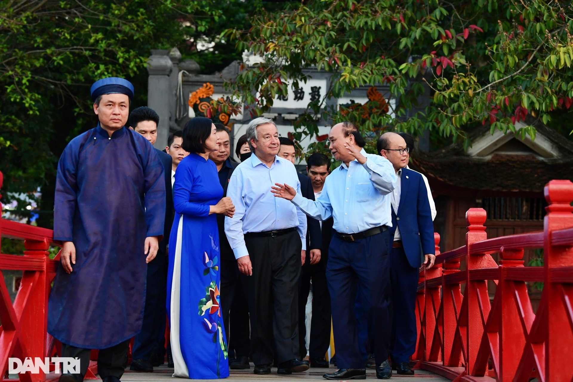 Tổng thư ký Liên hợp quốc thăm Văn Miếu, đi dạo hồ Hoàn Kiếm - 2