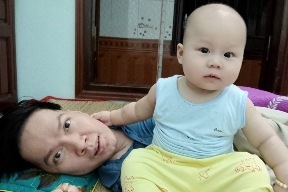 Chàng trai làm thơ bằng 1 ngón tay cưới được vợ đẹp - 5 Chàng trai làm thơ bằng 1 ngón tay cưới được vợ đẹp - 5