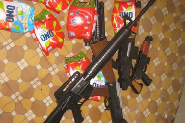 Xe khách chở pháo lậu