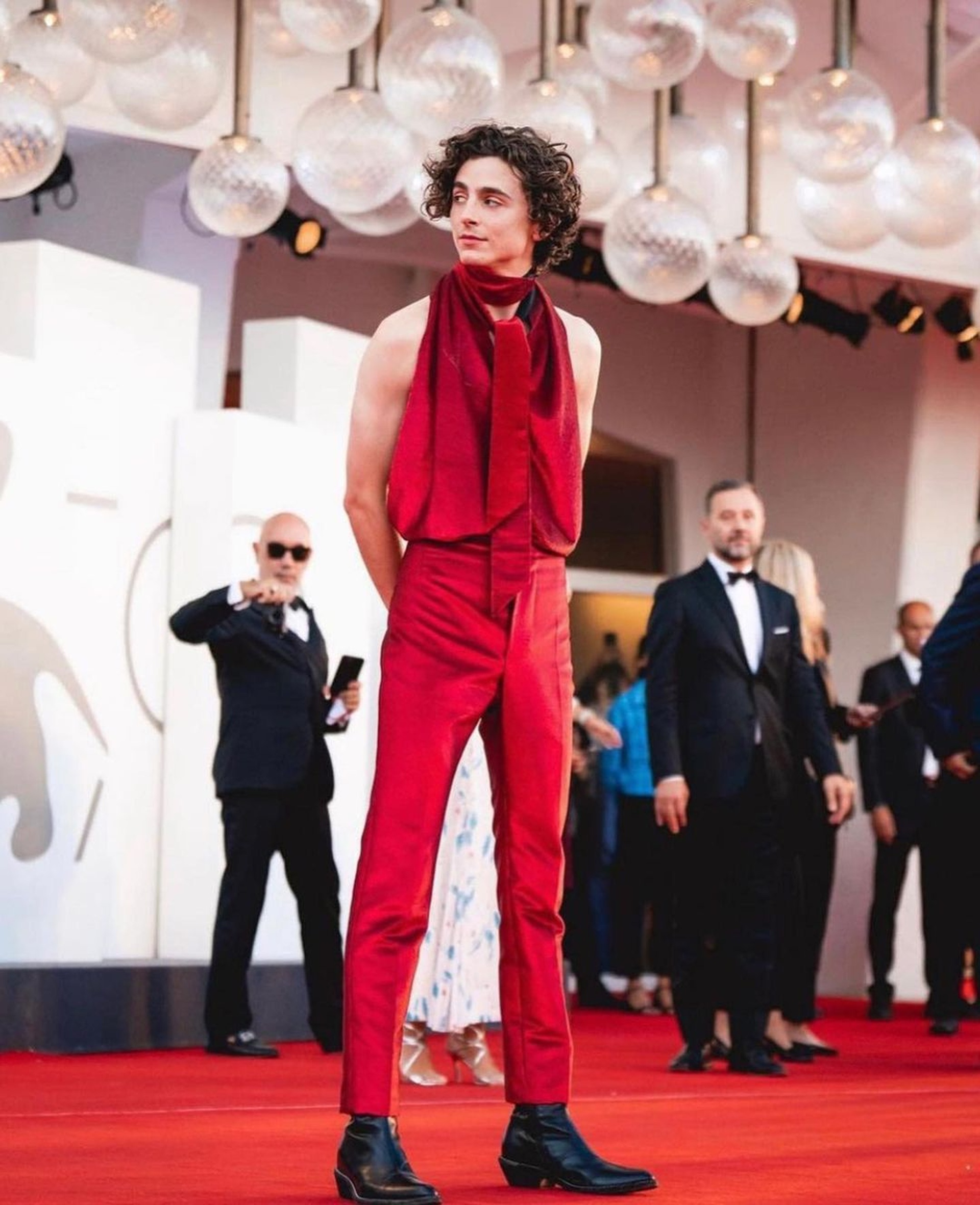 Timothée Chalamet đẹp trai nhất thế giới: Vẻ đẹp chàng thơ lên ngôi - 4